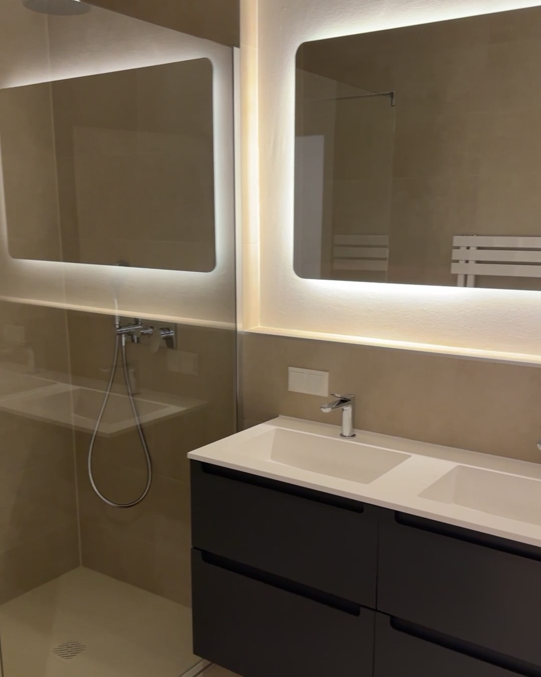 Saniertes Bad mit Walk-in-Dusche, beleuchtetem Spiegel und Waschtisch