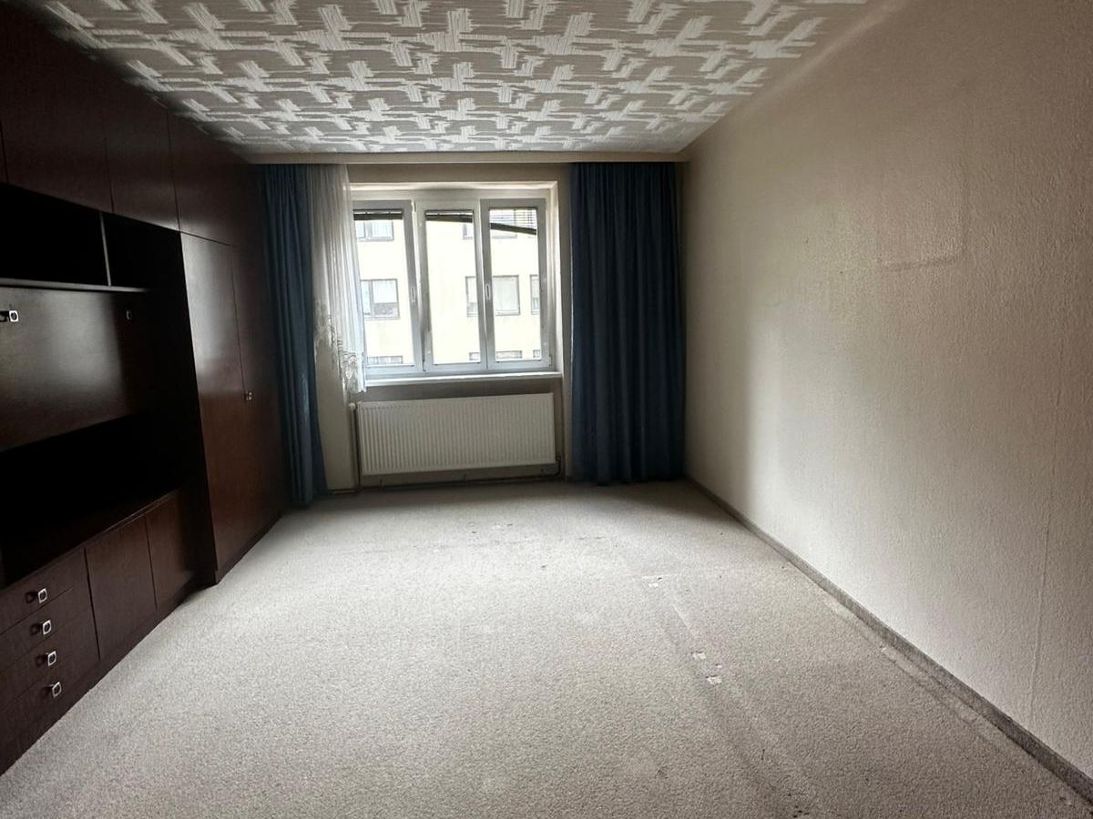 Zimmer der Wohnung in der Burghardtgasse im Bestand vor der Sanierung