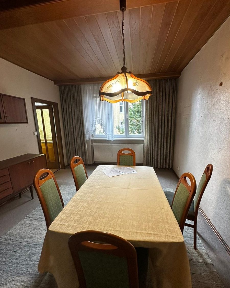 Wohnzimmer der Wohnung in der Burghardtgasse im Bestand vor der Sanierung