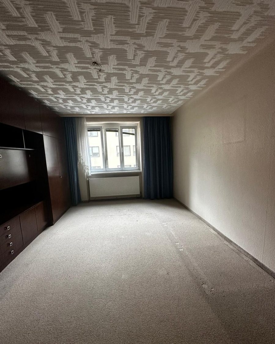 Zimmer mit Fenster zum Innenhof im Bestand vor der Sanierung